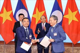 EVN signs MoU to buy electricity, develop power projects in Laos