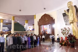 Vietnamese diplomats pay floral tribute to late Lao President Kaysone Phomvihane