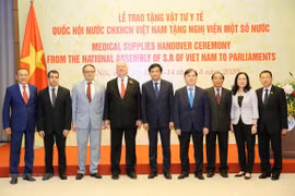 Vietnamese NA presents medical supplies to foreign parliaments 