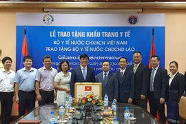 Ministry of Health presents 200,000 face masks to Lao counterpart