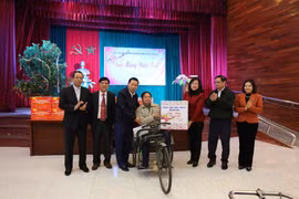 Party official presents Tet gifts to wounded soldiers in Bac Ninh