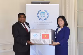 Medical masks from Vietnamese NA presented to IPU Secretariat