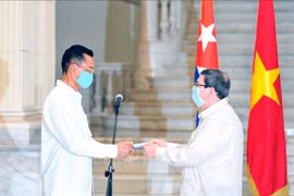 Cuban friendship medal bestowed upon Vietnamese ambassador