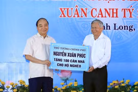 PM shares Tet joy with workers, disadvantaged people in Vinh Long