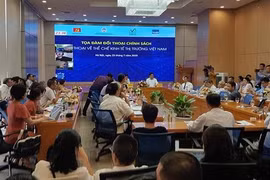 Vietnam needs full market economy: experts