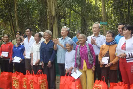 Officials pay pre-Tet visits to the poor