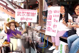 Damnoen Saduak Floating Market merchants send support to China