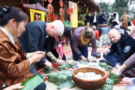 Foreign diplomatic corps explore Vietnamese traditional Tet