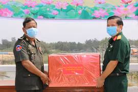  Dong Thap supports Cambodian province with medical equipment against COVID-19