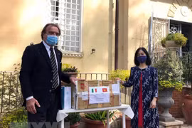 Vietnam joins hands with Italy in combating COVID-19