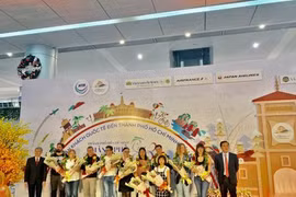 Vietnam Airlines greets first passengers in New Year