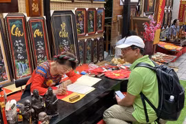 HCM City's residents flock to Tet calligraphy markets