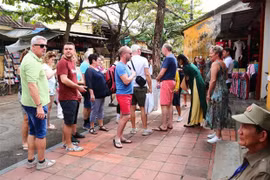 Travel agencies urged not to receive tourists from countries hit by COVID-19 