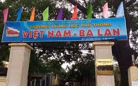 Polish Embassy hands over computers to Hanoi-based school 