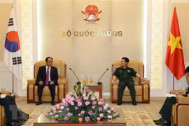 Defence Minister receives RoK diplomat 