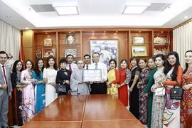 Vietnamese in RoK receive medical supplies to fight COVID-19