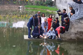 US Ambassador releases carps to see off Kitchen Gods