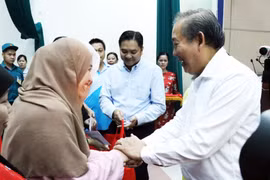 Officials present Tet gifts to needy people 