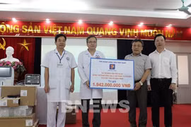 Petrolimex presents anti-COVID-19 equipment to hospital 