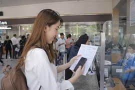 HCM City’s hospitals switch to cashless payment