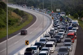 Indonesia to spend close to 6.8 bln USD in eight new toll roads