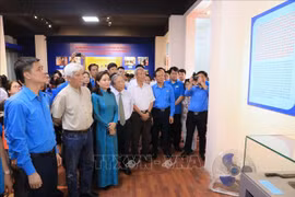 Exhibition tells stories about President Ho Chi Minh with working class