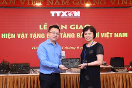 VNA hands over historical items, photos to press museum