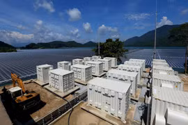 EVN calls for investment in solar power plants on reservoirs