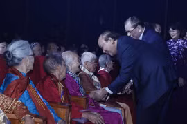 Prime Minister meets with representatives of Vietnamese Heroic Mothers