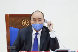 PM Nguyen Xuan Phuc discusses COVID-19 fight with Chinese counterpart 