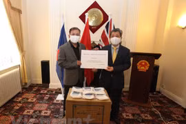 Vietnamese in UK receive face masks for preventing COVID-19
