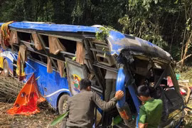 Five dead in coach crash in Kon Tum