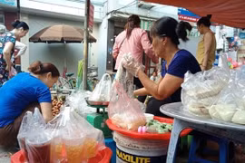 Despite campaign, Hanoi’s markets still flooded with plastic waste