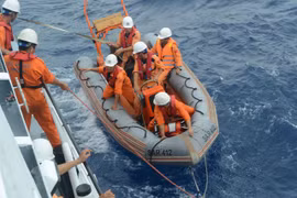 Doctors brave waves to save fishermen distressed at sea