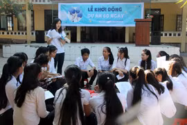 Students in Ly Son receive free summer lessons