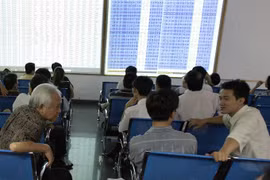 VN Index ends positive on bank stocks