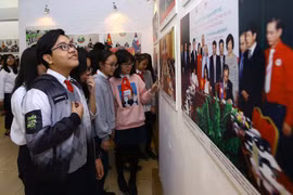 Photo exhibition on Vietnam, Laos relations opens in Hanoi