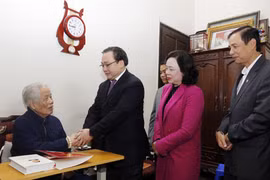 Pre-Tet visits paid to former State leaders, the poor