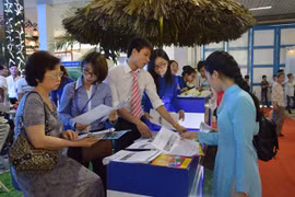 Travel agencies offer big discounts at Hanoi int'l travel mart 