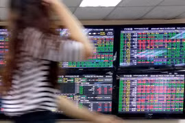 VN Index drops from 10-year high