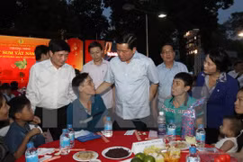 Labour federations assist poor workers ahead of Tet 