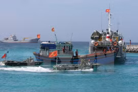 More 1,000 national flags come to fishermen in Ly Son Island