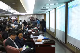 VN-Index advances on bank stocks