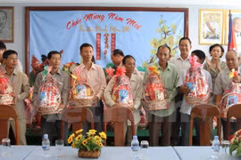 Viettel gives Tet present to needy Vietnamese in Cambodia