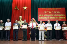 Laos awards medals to Da Nang’s volunteer soldiers 