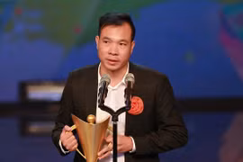 Hoang Xuan Vinh receives Cup of Victory as best athlete