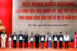 Hanoi honours 10 exemplary citizens in 2017