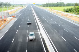 Paintings on Vietnam’s new roads open in Hanoi