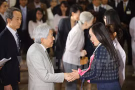 Japanese Emperor, Empress meet Japan alumni 
