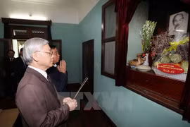 Party leader offers incense to late President Ho Chi Minh